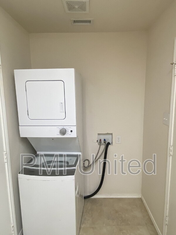 Building Photo - 3805 Oceanview Dr