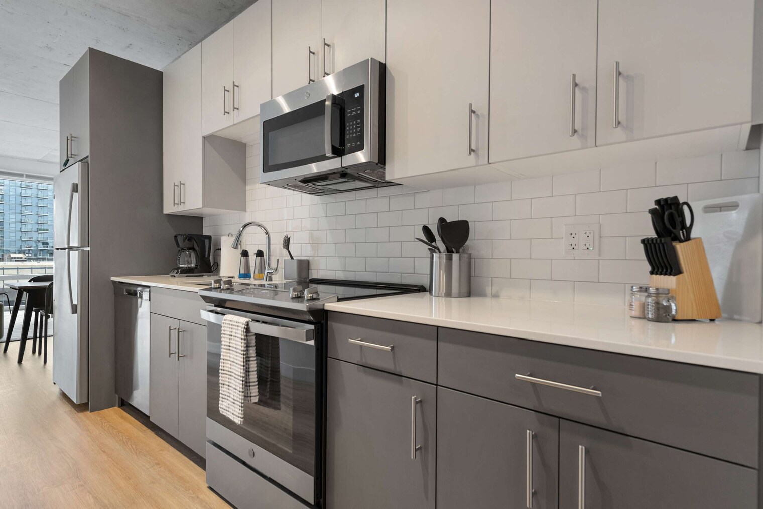 Building Photo - 853 W Blackhawk St