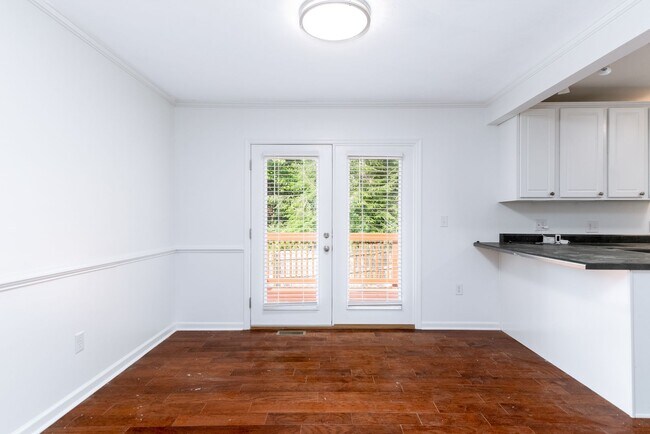 Building Photo - 4 bed/3 bath Walk to Lane Stadium Pet Frie...