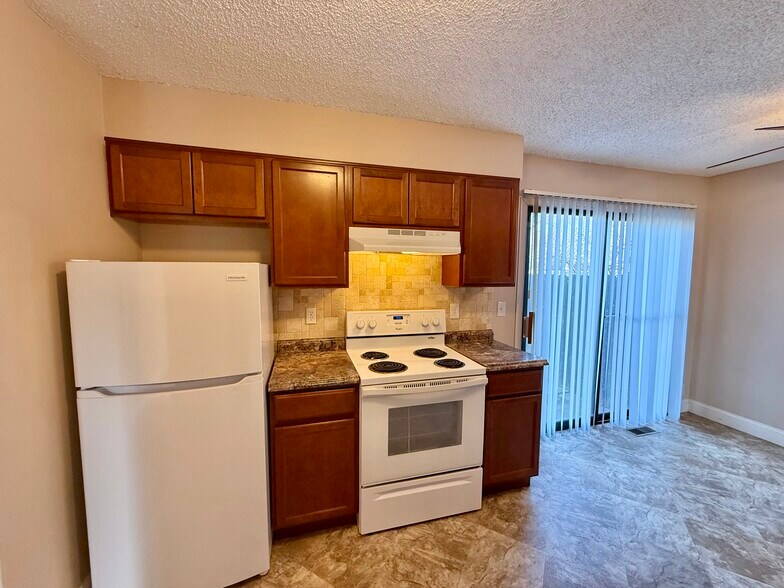 Kitchen - 1428 N Wood Ct