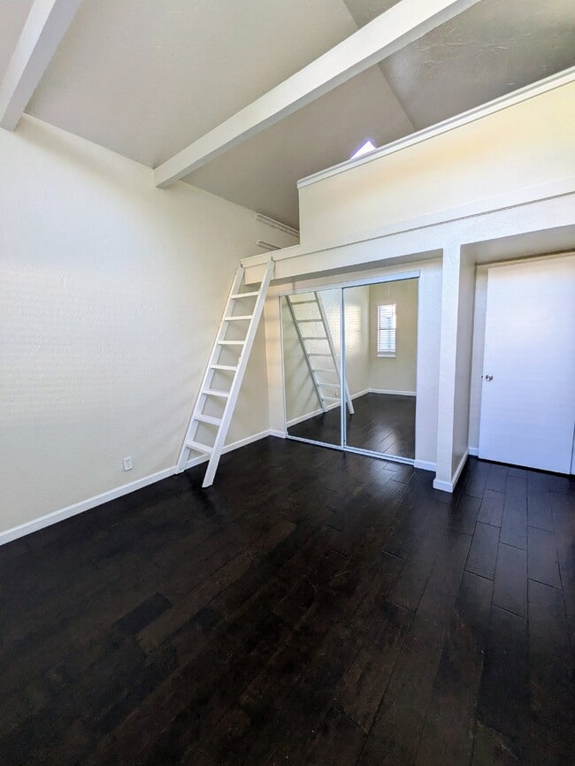 Building Photo - TOWNHOME WITH BONUS LOFT, IN-UNIT LAUNDRY, WATER AND GARBAGE INCLUDED