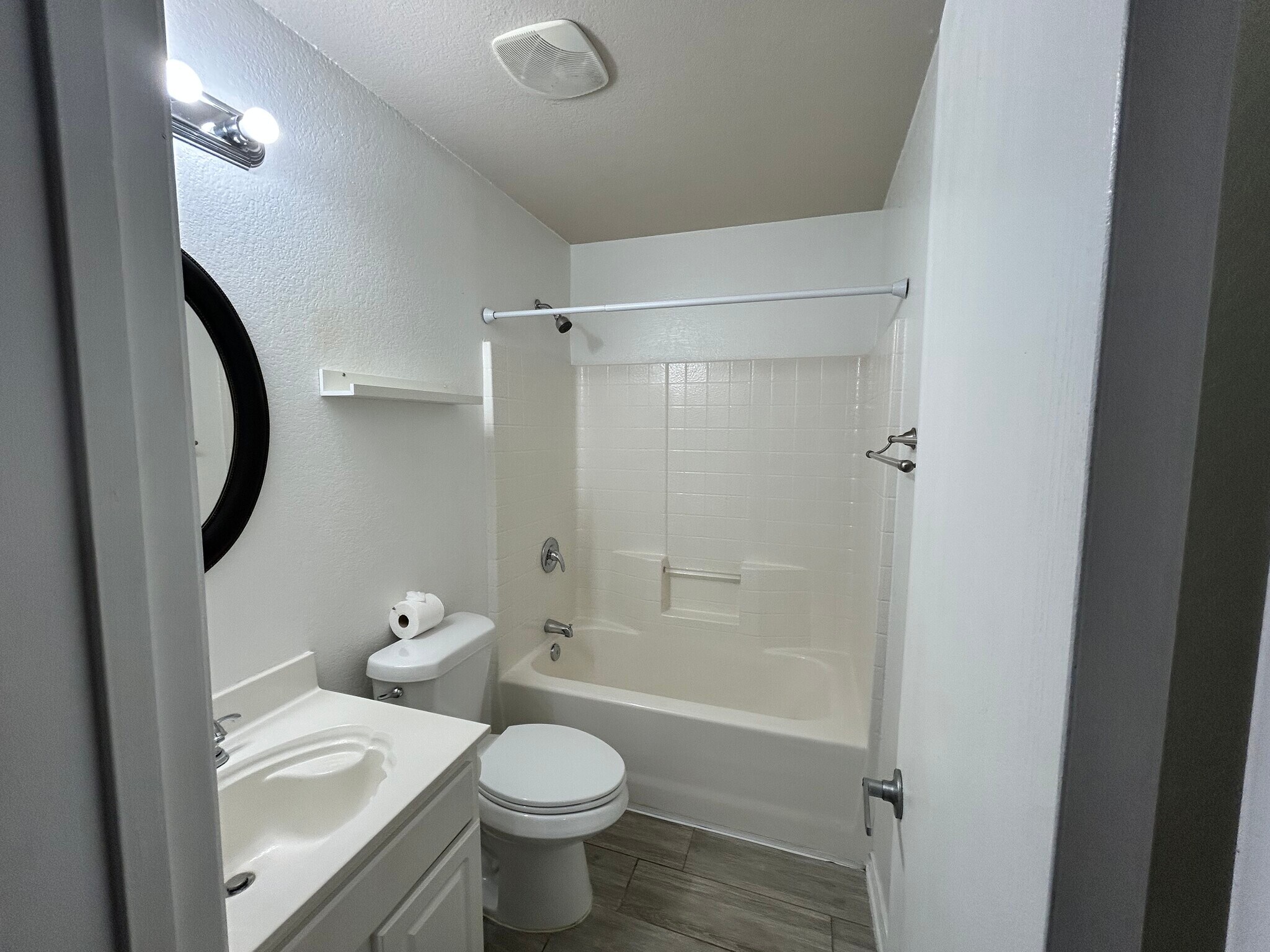 Building Photo - 10445 Hideaway Trl