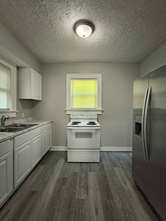 Building Photo - Charming 2br/1ba house near downtown