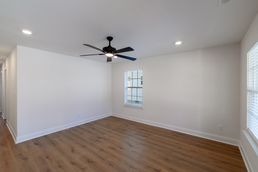 Building Photo - 812 Aubrey Ave