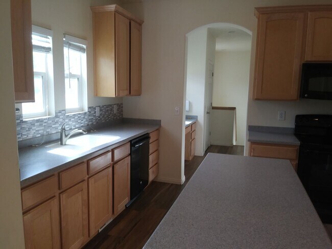 Building Photo - Gorgeous 5 Bedroom 3 Bathroom home in Lehi