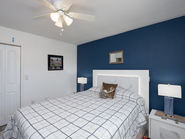 Building Photo - "Spacious 3-Bed Sanctuary with 3.5 Baths in Charming Port Charlotte!"