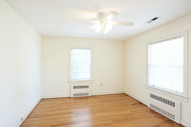 Building Photo - Scottsville Charm! Move-In Ready Home Near Library, Brewery & James River