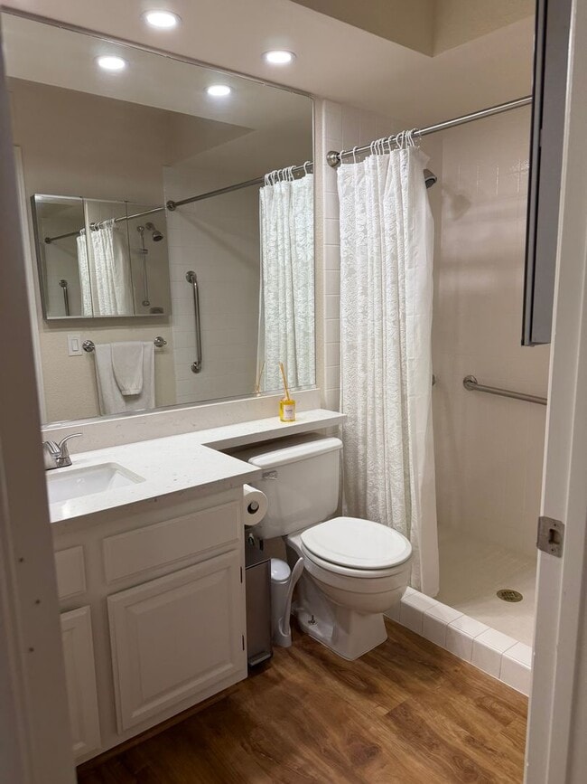 Building Photo - Beautiful 3 bed 3 bath townhome ready for move in!