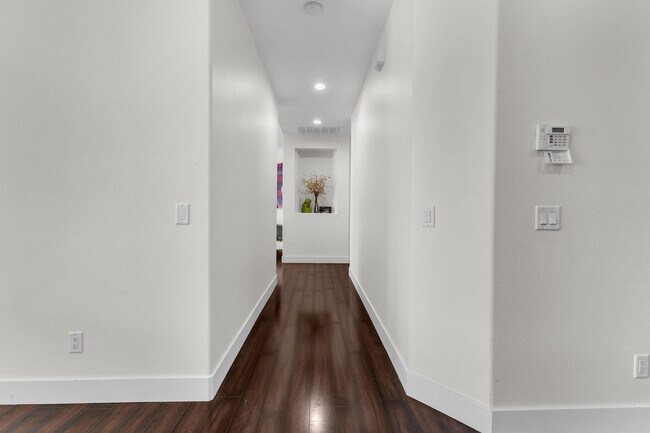 Building Photo - 35 Calle La Reina