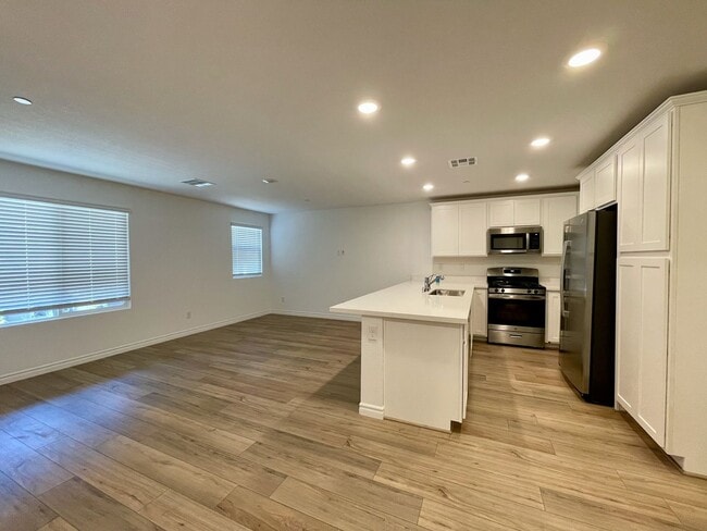Building Photo - Gated 3 Bed, 2.5 Bath, 2 Car Garage Townho...
