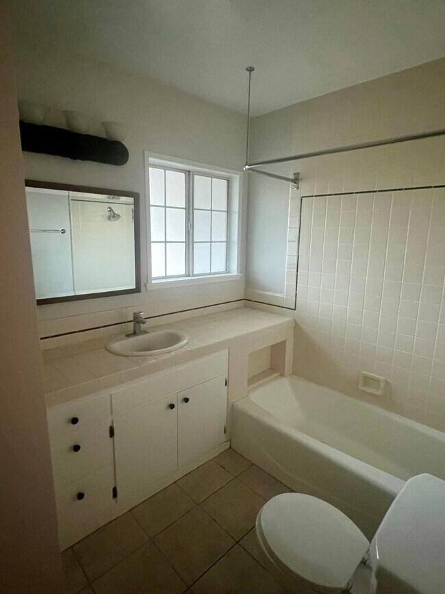 Building Photo - Spacious 3 Bedroom House with Private Gara...