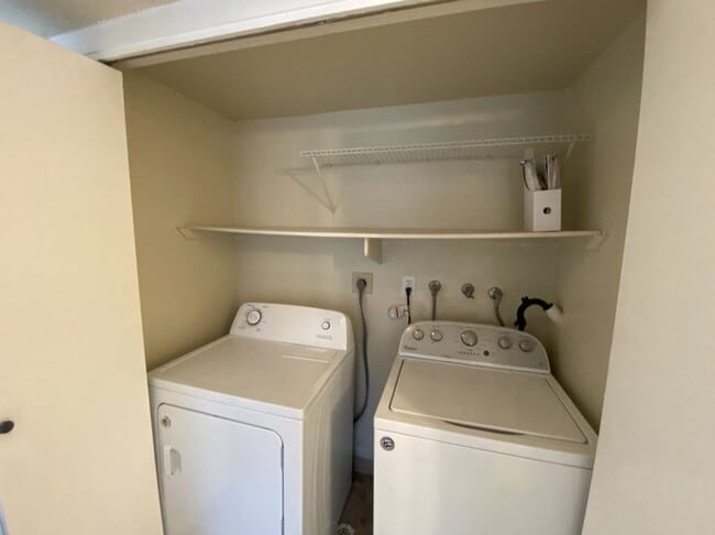 Building Photo - 3 Bed 2 Bath condo with a large master loft style bedroom