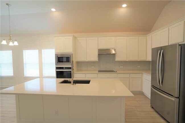 Building Photo - 621 Pinnacle View Dr