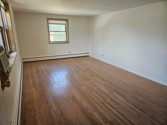 Building Photo - Charming Two Bedroom / 1.5 Bath