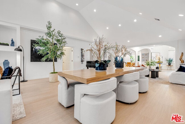 Building Photo - 367 S Oak Ave