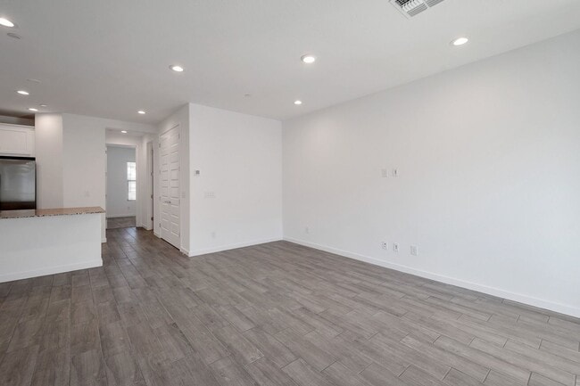Building Photo - Like Brand New Luxurious Modern 3 Bedroom ...