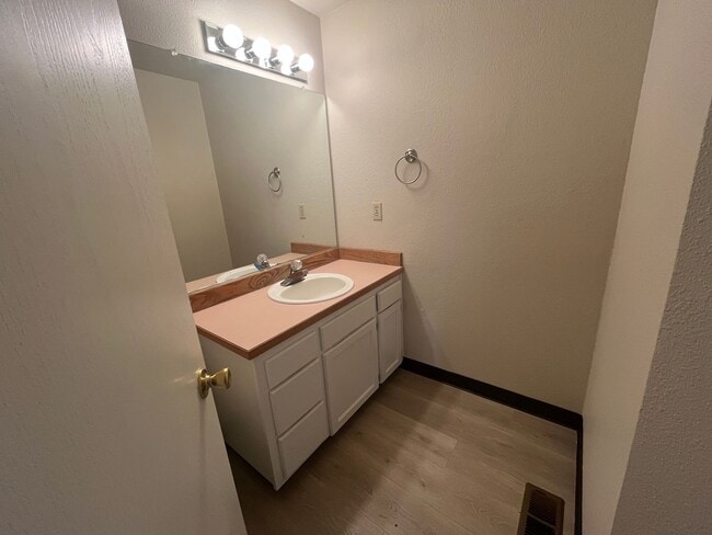 Building Photo - Beautifully Updated West Linn Home Near West Linn High School