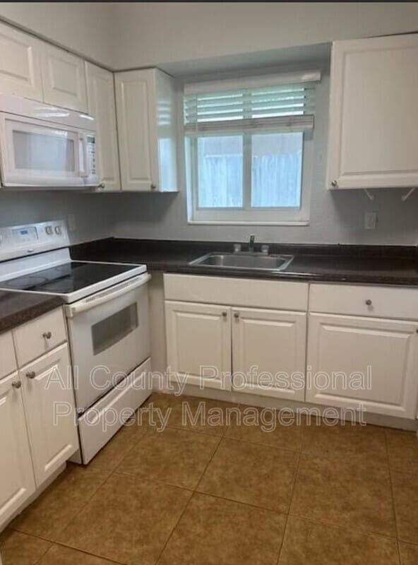 Building Photo - 332 SW 2nd Pl