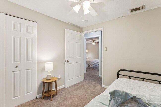 Building Photo - 501 Ashwood Dr