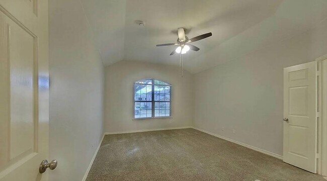 Building Photo - MOVE IN READY