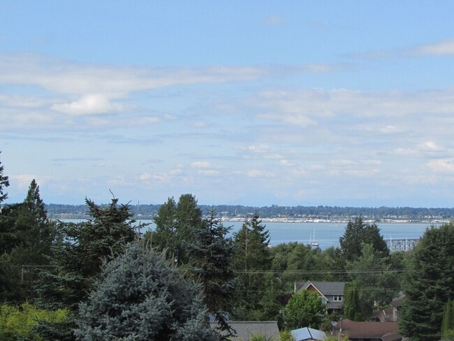 Building Photo - Large 4 Bedroom home with views of Bellingham Bay and Garage