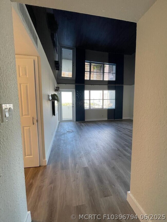 Building Photo - 401 Golden Isles Dr