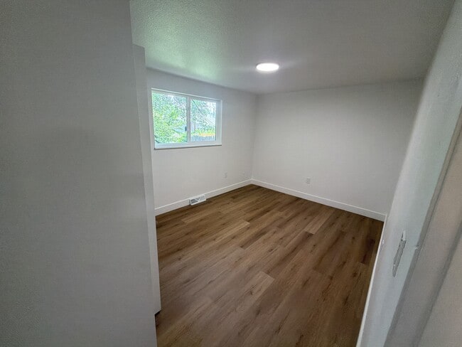Building Photo - 250 N 11th Ct