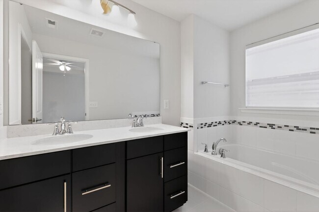 Building Photo - Spacious 4-Functional Bedroom Townhome Near RTP & Brier Creek