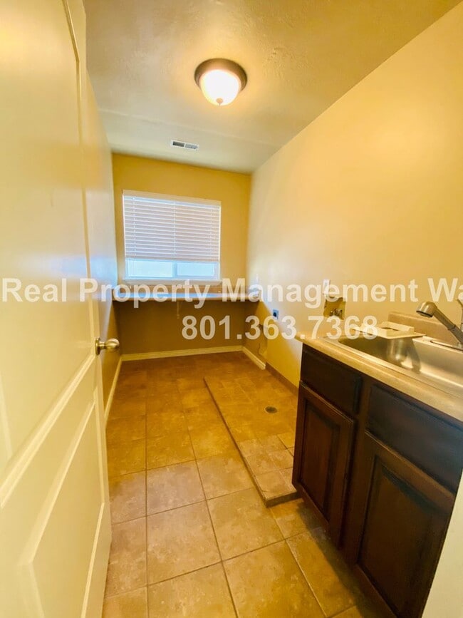 Building Photo - 5 Bedroom 3 Bathroom Riverton Home!