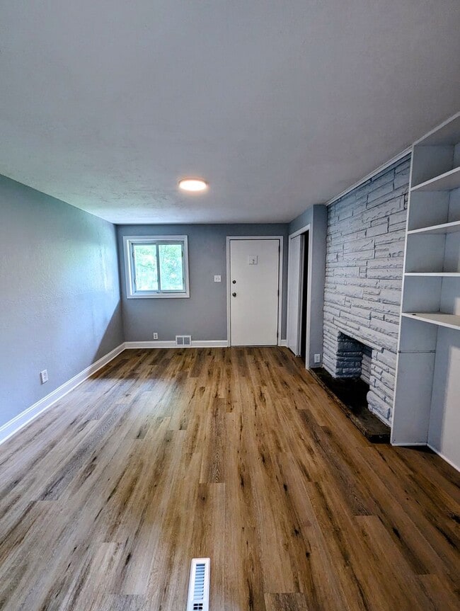 Building Photo - 1402 W Sycamore St