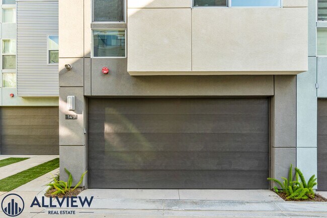 Building Photo - Beautiful three story live/work townhome i...