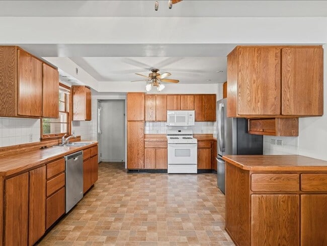 Building Photo - Spacious 3-Bedroom Home with Oversized Garage Space!