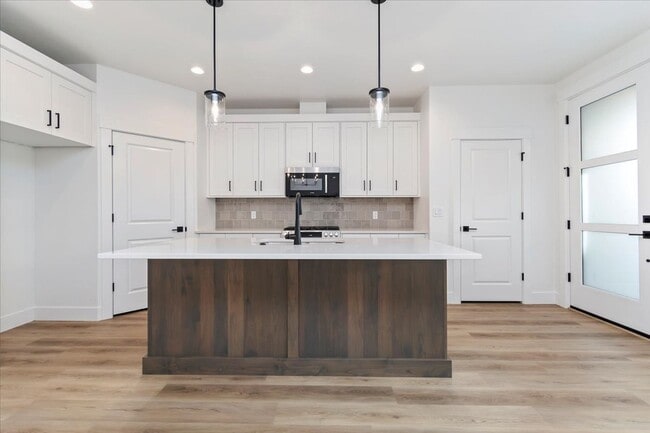 Building Photo - Brand New 3 Bed 2.5 Bath Townhouse With Many Amenities