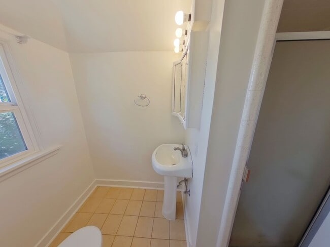 Building Photo - Large 3 Story Remodeled Home