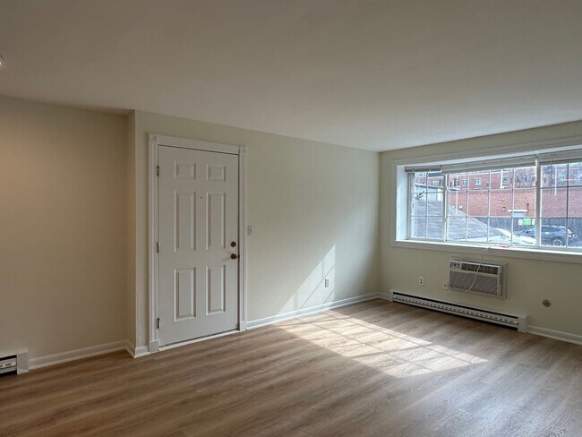 Building Photo - Large, updated 2 bedroom near the Green Li...