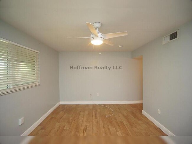 Building Photo - Charming 2-Bedroom Condo in St. Petersburg