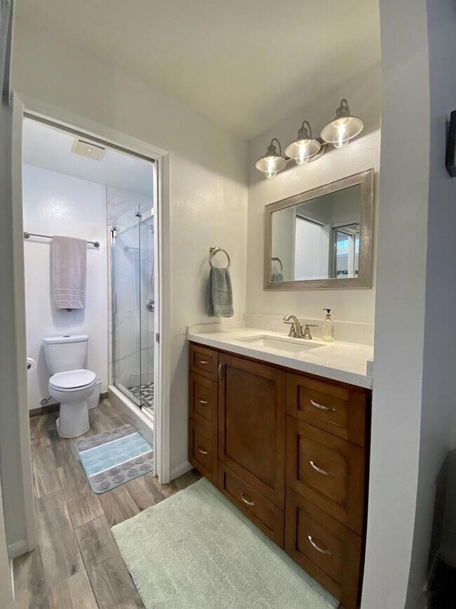 Building Photo - Eastlake Shores Downstairs Condo feat. Two Bedrooms and Two Bathrooms