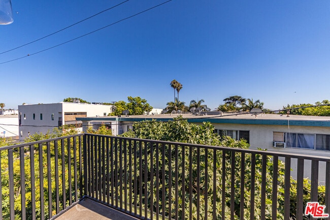 Building Photo - 5434 Romaine St