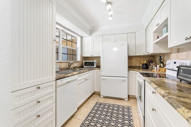 Building Photo - 646 Longboat Dr