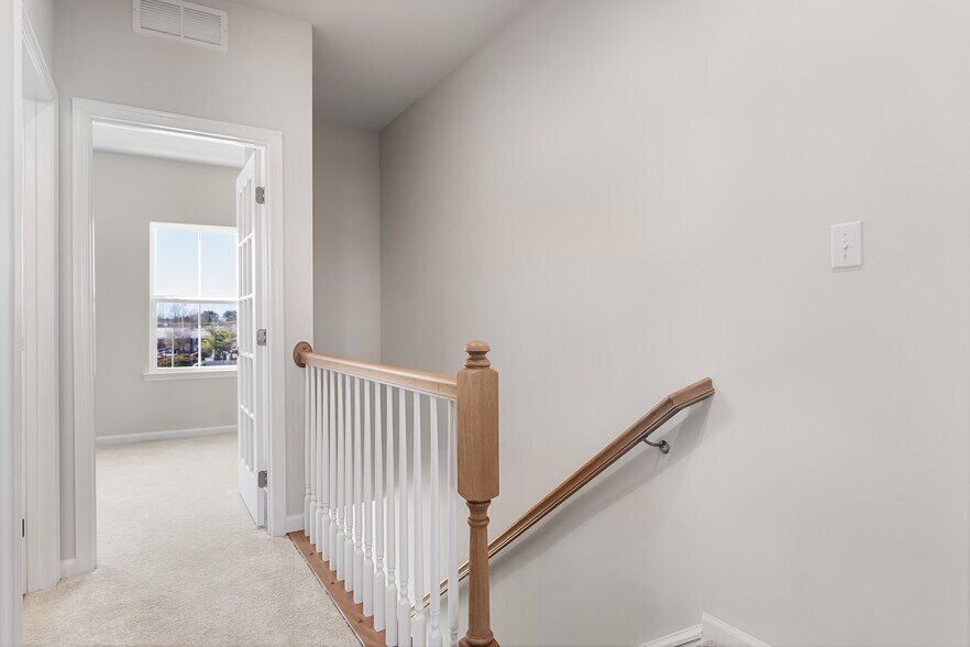 Building Photo - 10 Sidney Ln