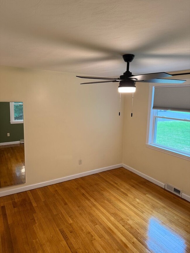 Building Photo - 3 Bedroom-Single Family Home