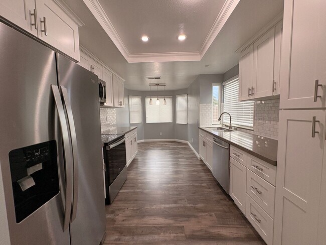 Building Photo - 3 Bed, 2.5 Bath in Ontario!