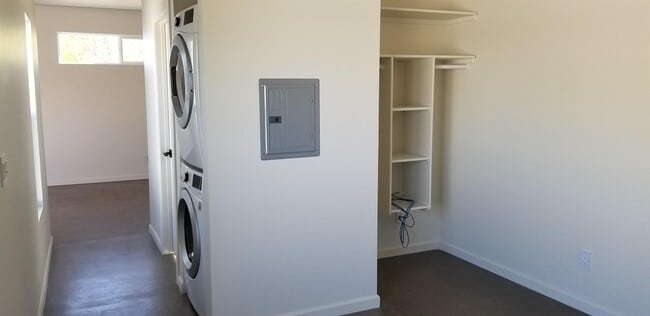 Building Photo - 2334 N Evergreen St