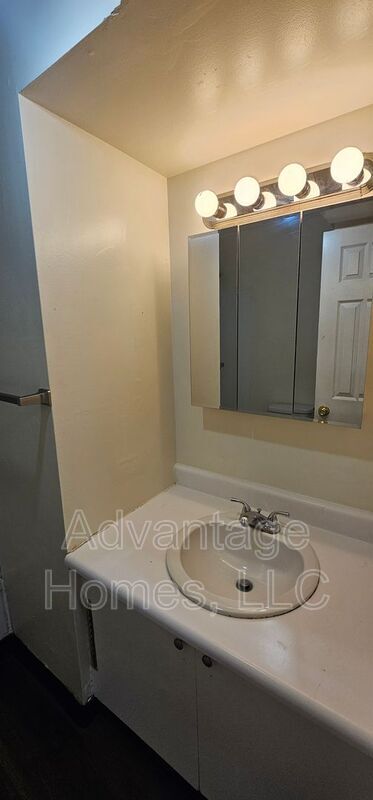 Building Photo - 908 N 70th St