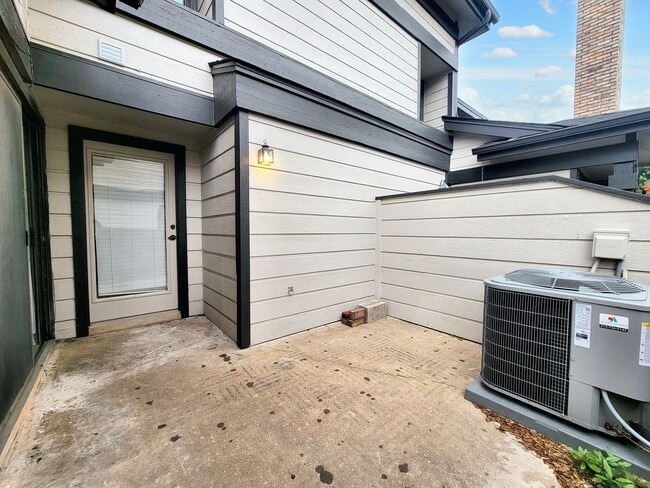 Building Photo - Modern and Cozy 2/BR 2/BA Home in Gated Co...