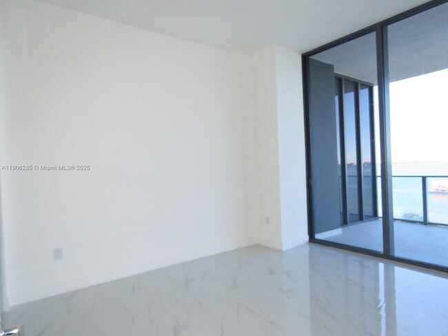 Building Photo - 700 NE 24th St