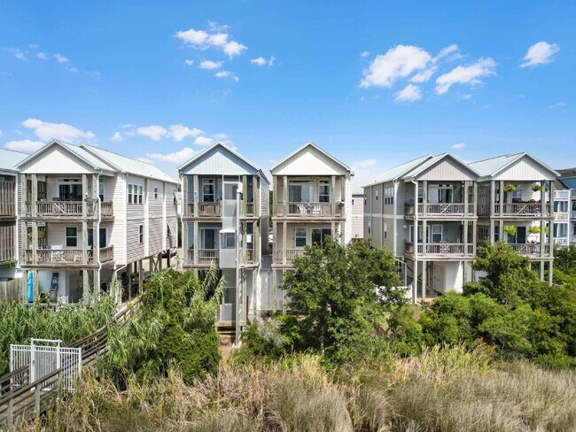 Building Photo - Coastal Comfort Awaits: Spacious 3-Bed, 3-Bath Townhouse in Surf City!