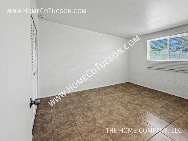 Building Photo - 1430 E Iowa Dr