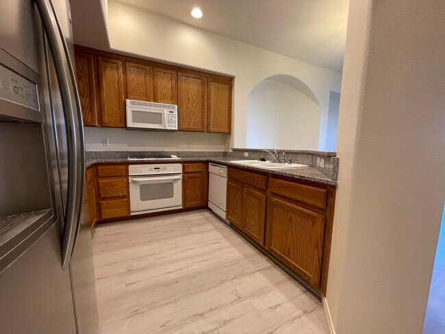 Building Photo - Available NOW!-2 Bedroom Unit in Manhattan Guard Gated Community!