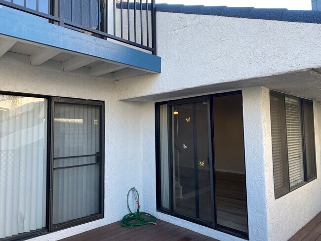 Building Photo - Well maintained Harbor Bay townhome. 2 bed...